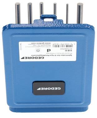 Ein blaues elektronisches Gerät mit mehreren Stiften oben und einem CE-Zertifizierungsaufkleber zeigt die Vorderseite nach oben.