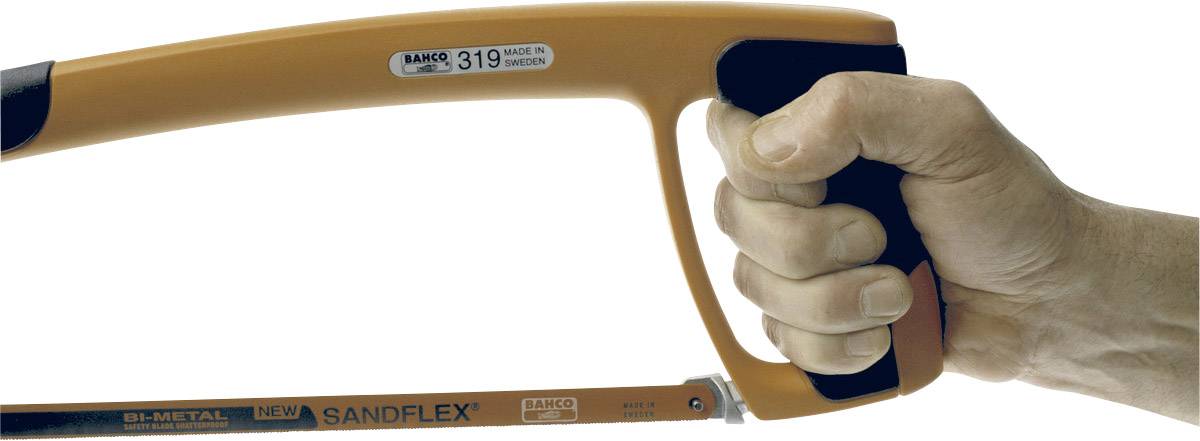 Eine Hand hält eine Metallsäge mit orangefarbenem Griff. Auf dem Metallsägeblatt steht 'Sandflex'.