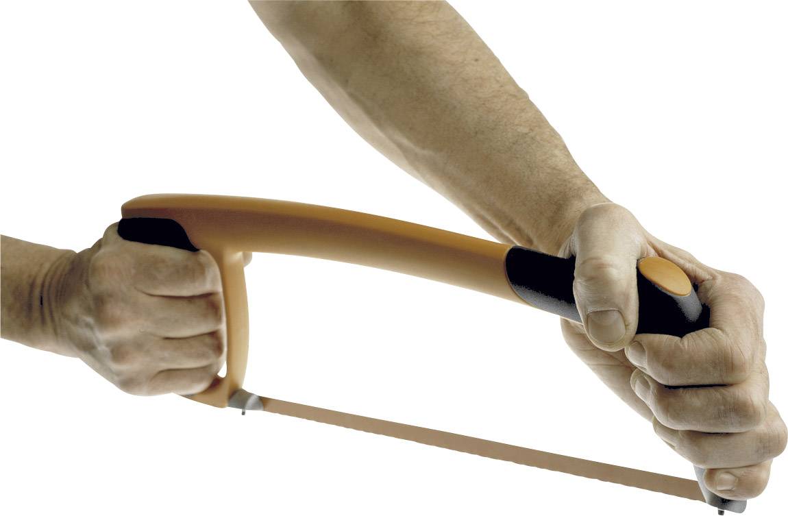 Zwei Hände halten und bedienen eine Bügelsäge. Der Fokus liegt auf der Ergonomie des Griffs und der Haltung der Hände beim Schneiden.