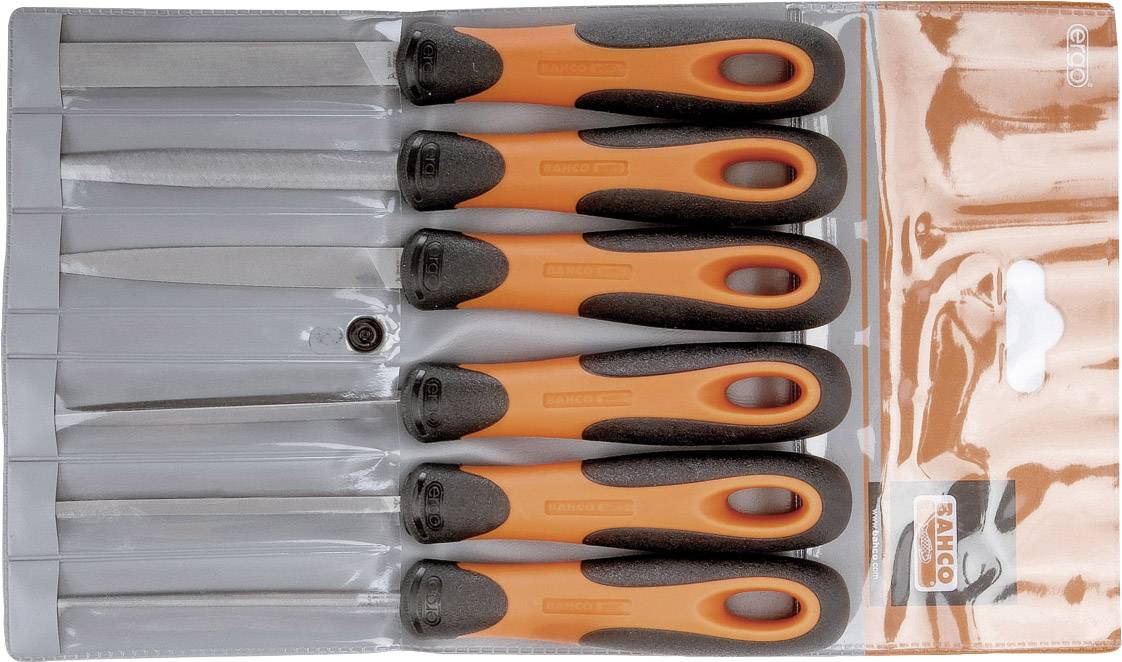 Ein Set aus acht Feilen mit orange-schwarzen Griffen, in einer transparenten Kunststofftasche angeordnet, ideal für Heimwerker.