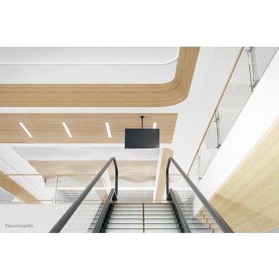 Rolltreppe in einem modernen Gebäude mit Holzdecke und einem schwarzen Bildschirm oben in der Mitte.