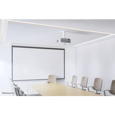 Konferenzraum mit großem Projektorbildschirm, langen Holztisch und mehreren Stühlen. Helle, minimalistische Einrichtung.