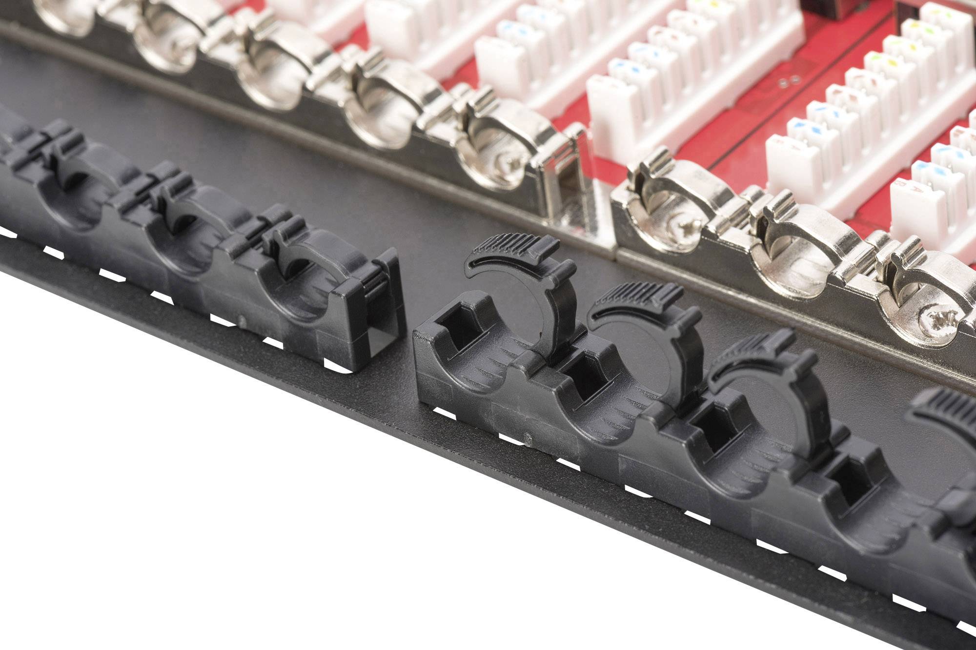 'Nahaufnahme eines Technikmoduls mit Kabelanschlüssen und Beschriftungen.'