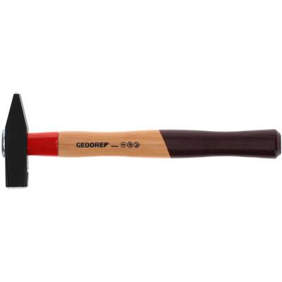 Ein Hammer mit robustem Holzgriff und rotem Metallkopf. Auf dem Griff sind Markierungen und das Wort 'GEDORE' sichtbar.