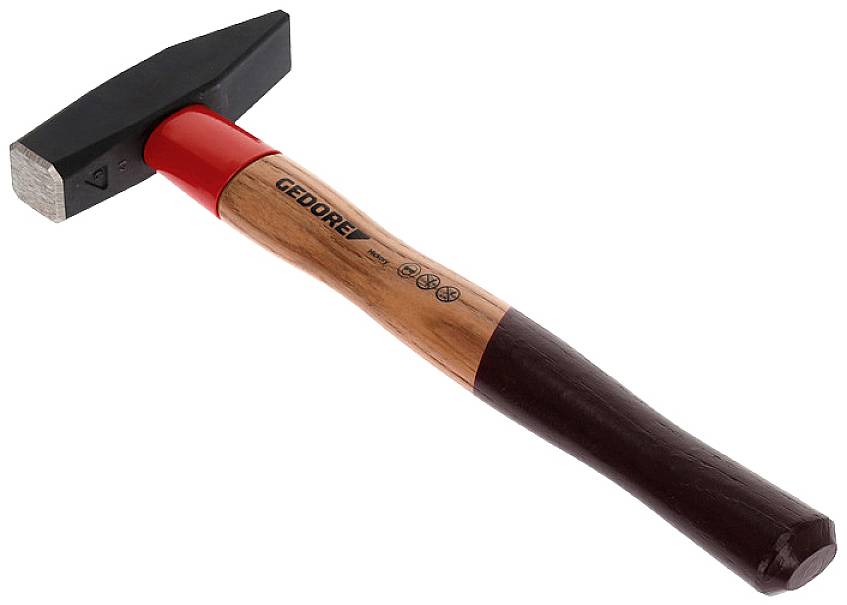 Ein Hammer mit Holzgriff und schwarzem Metallkopf, der für handwerkliche Arbeiten verwendet wird. Auf dem Griff steht 'Gedore'.