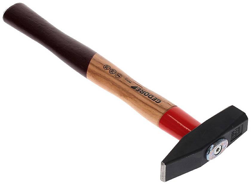 Ein Hammer mit Holzgriff und schwarz-rotem Kopf liegt schräg auf einer weißen Oberfläche.