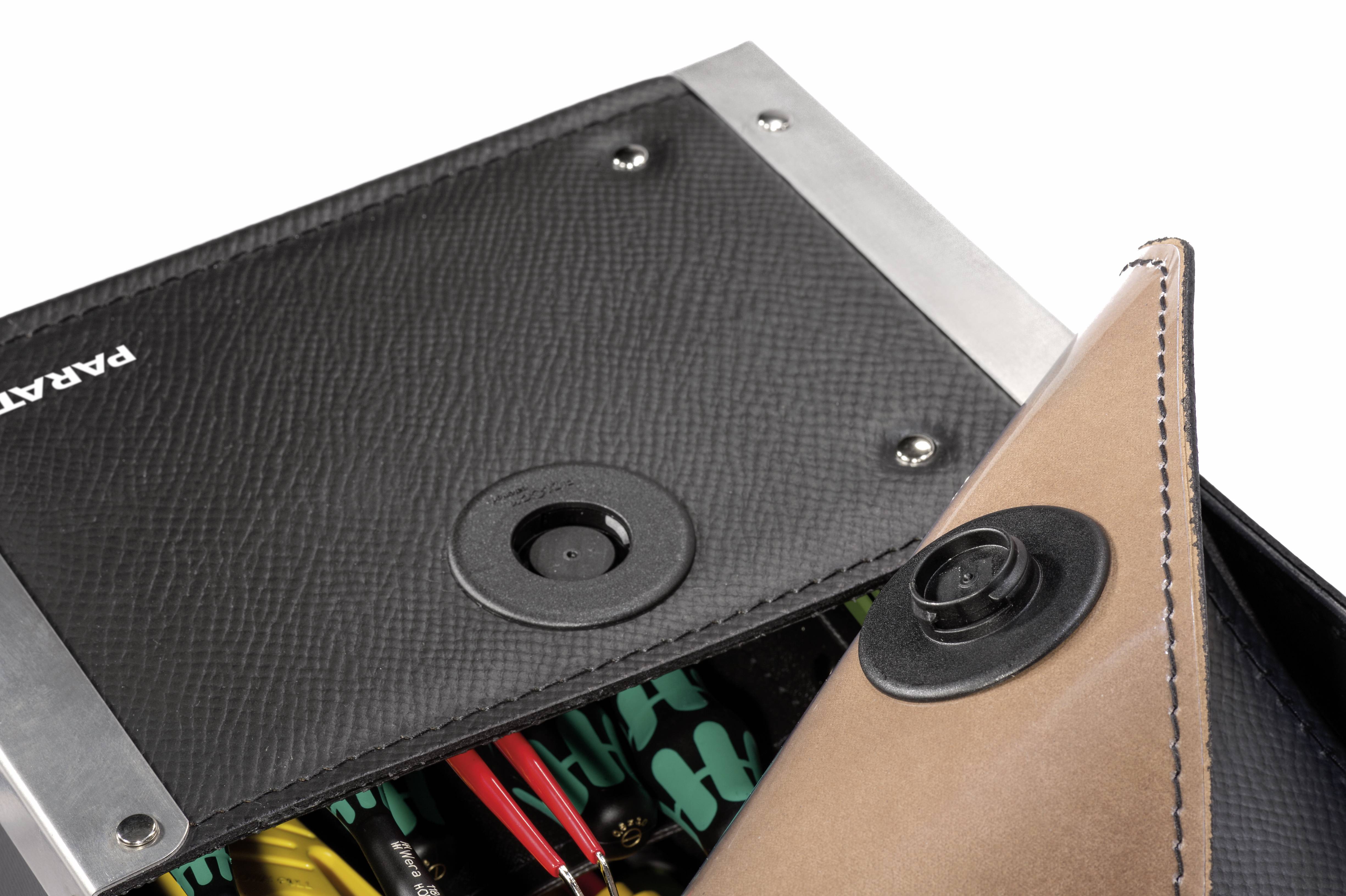 Ein offenes Etui zeigt Steckplätze für elektronische Bauteile mit sichtbaren farbigen Kabeln darunter.