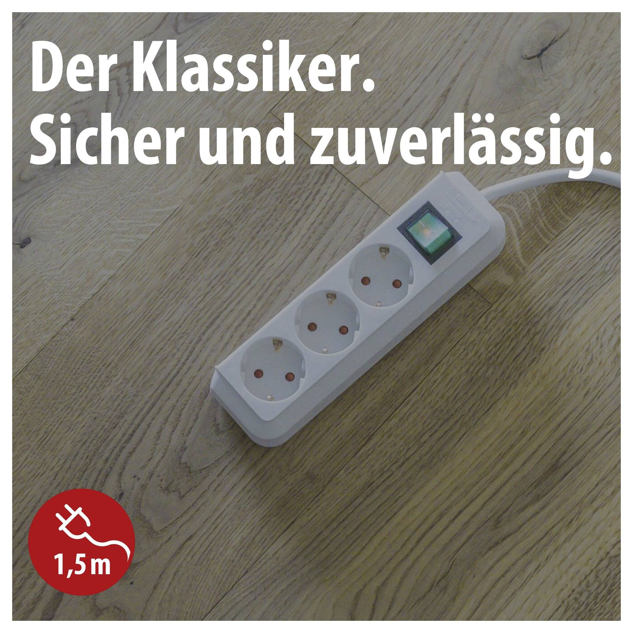 Weiße Mehrfachsteckdose auf Holzfußboden mit grün beleuchtetem Schalter; Text: 'Der Klassiker. Sicher und zuverlässig.' und Hinweis '1,5 m'.