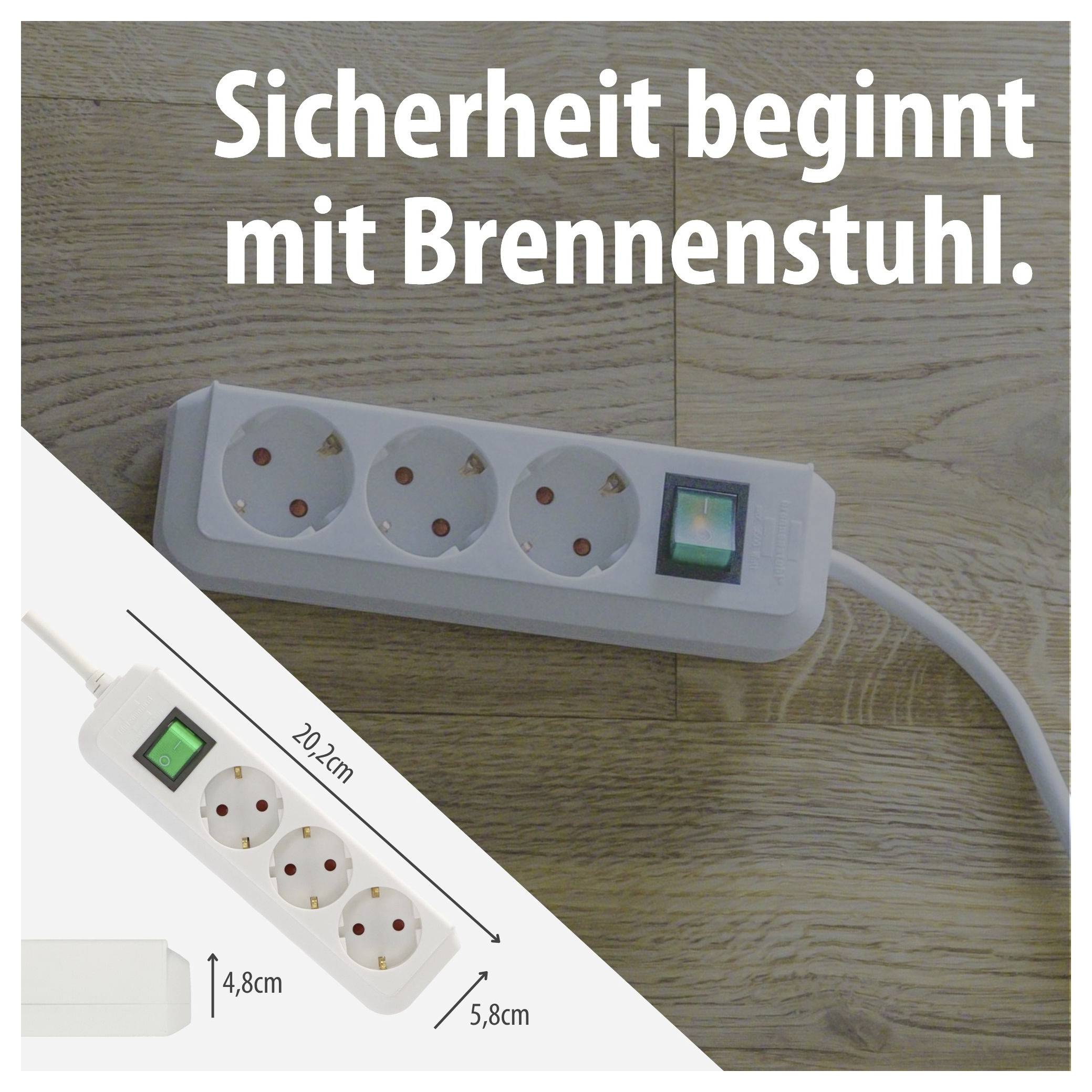 Werbebild einer weißen Brennstuhl-Steckdosenleiste mit drei Steckplätzen und Schalter auf Holzboden; Text: 'Sicherheit beginnt mit Brennstuhl.' Maße 20,2 cm, 5,8 cm, 4,8 cm.<br>