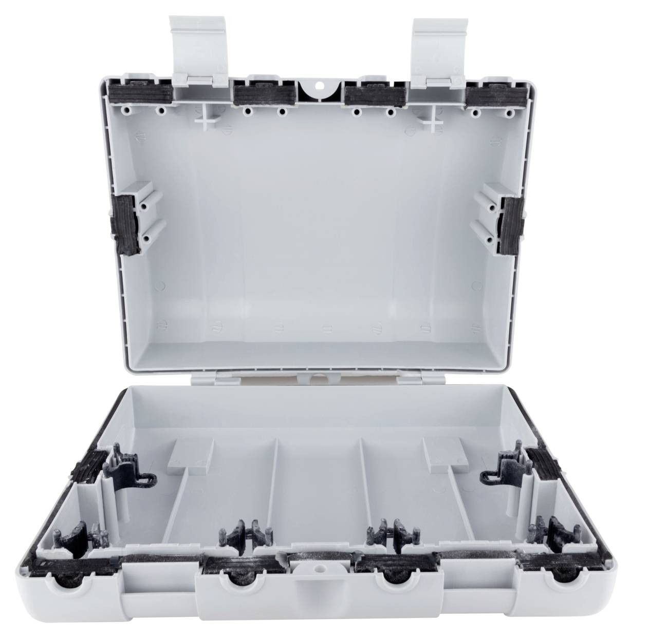 Eine offene, leere graue Plastikbox mit Fächern, Verschlüssen und Scharnieren, von vorne betrachtet.