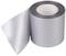 Rolle aus silbernem Klebeband mit einem losen Ende nach links gerichtet.