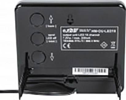 Rückseite eines elektronischen Geräts mit drei Knöpfen und Beschriftungen. Anschlusskabel unten.