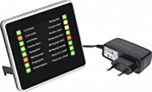 Ein Ladegerät mit einem LCD-Display zeigt den Ladezustand mehrerer Batterien an. Das Display hat farbige Balken zur Statusanzeige.