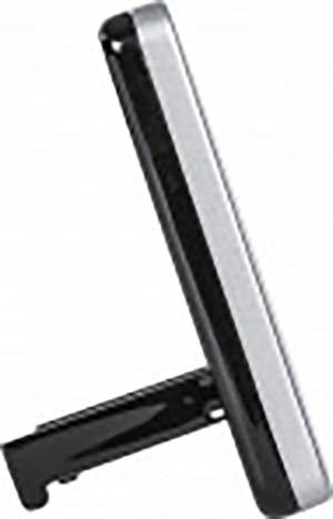 Seitenansicht eines aufrechten elektronischen Geräts mit integriertem Ständer. Das Gehäuse ist silbern und schwarz.