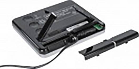 Eine digitale Waage von unten, die eine Klappe mit einer Batterieaufnahme und einem eingelegten Batteriefach zeigt.