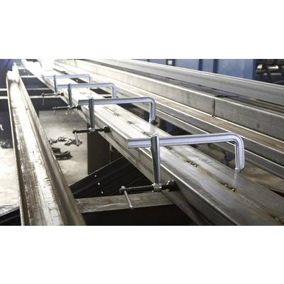 Metallträger, die mit C-Klemmen in einer Werkstatt fixiert sind. Dies dient zur Stabilisierung während des Schweißens oder der Montage.