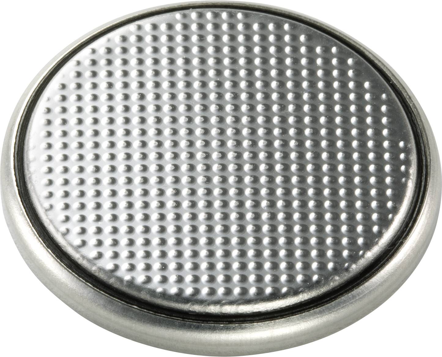 Eine silberne Knopfzelle-Batterie mit strukturiertem Oberflächenmuster, auf einer weißen Hintergrundfläche.