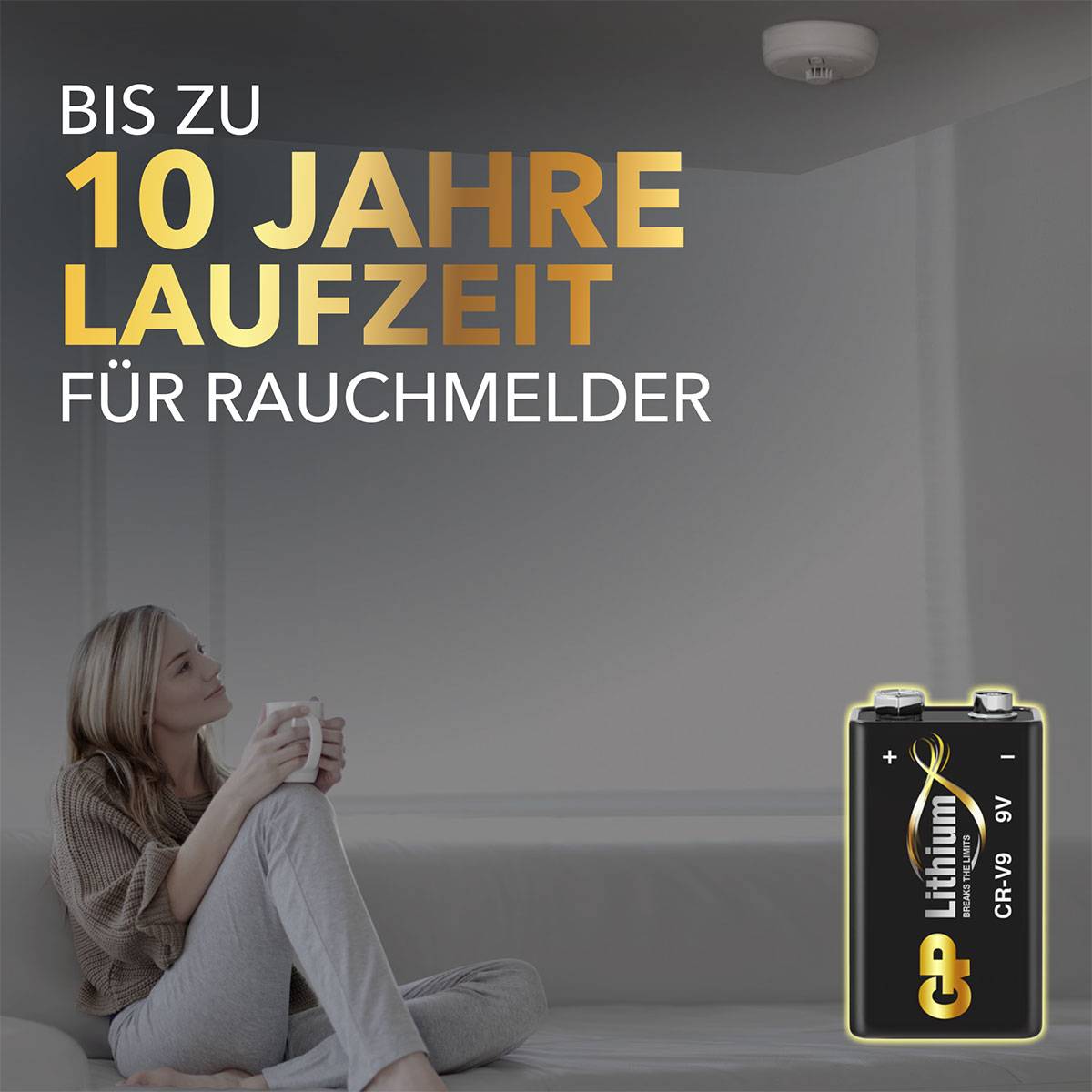 Frau sitzt mit Kaffeetasse auf Sofa, schaut zur Decke. Text: 'Bis zu 10 Jahre Laufzeit für Rauchmelder.' Batterie abgebildet.