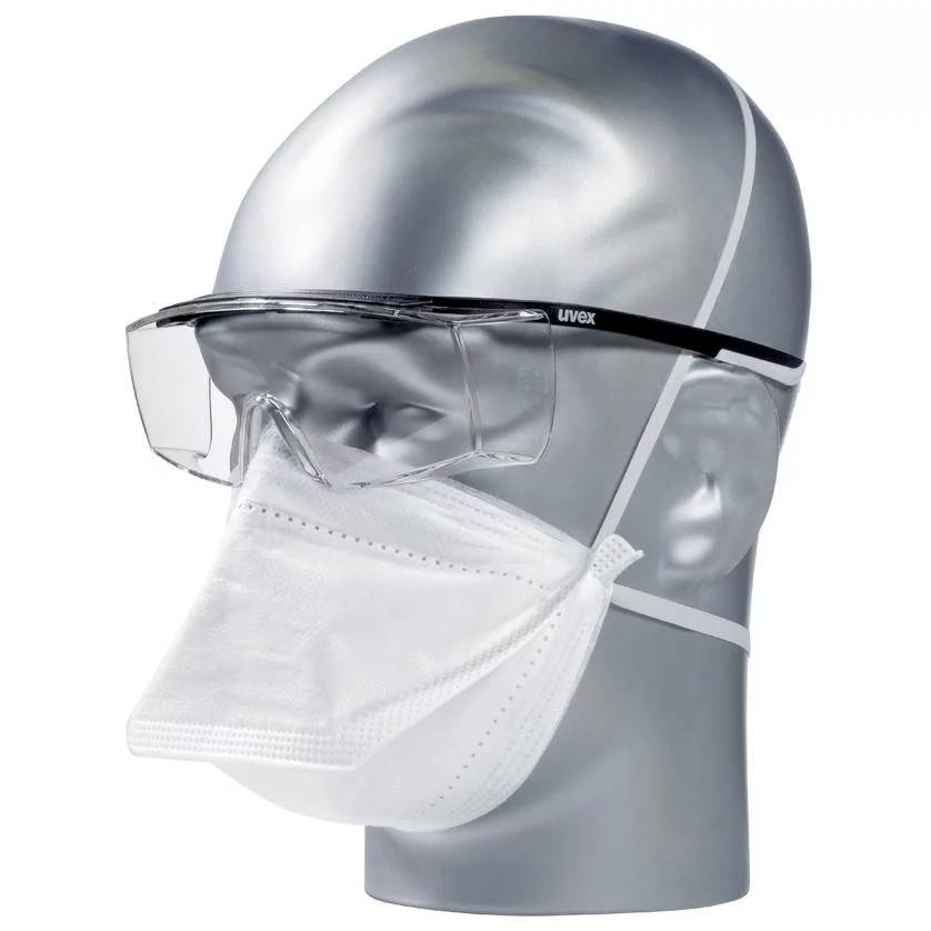 Eine silberne Schaufensterpuppe trägt eine Schutzbrille und eine weiße Atemschutzmaske, um persönliche Schutzausrüstung zu demonstrieren.