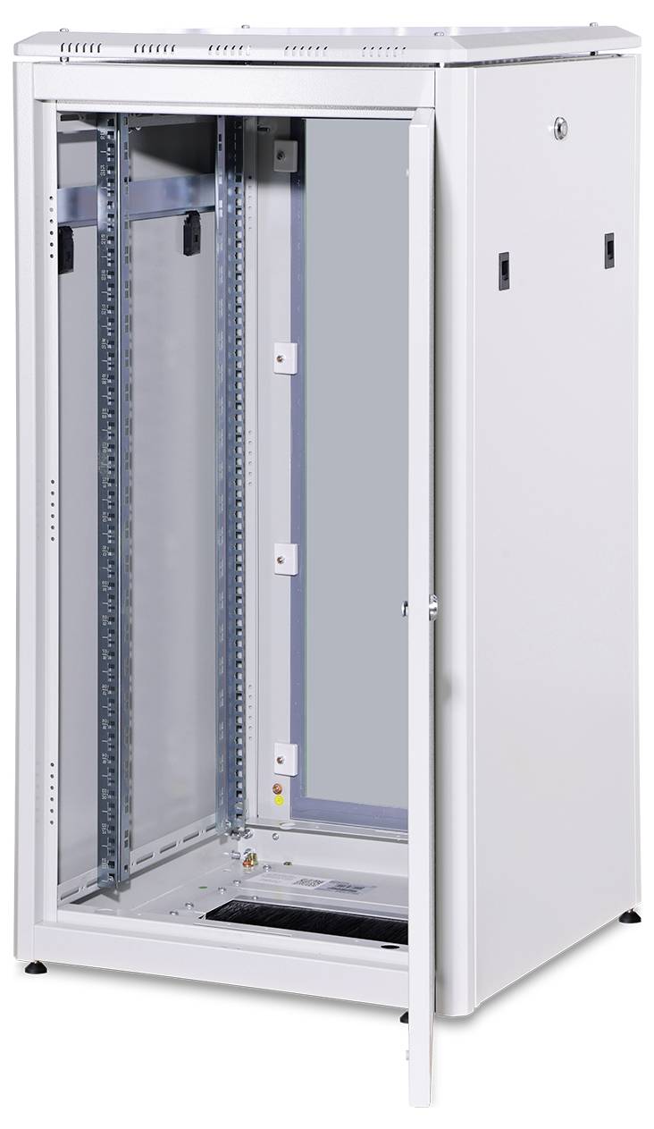 Ein geöffneter, leerer Netzwerk-Serverschrank, geeignet zur Aufnahme von IT-Geräten wie Server oder Netzwerkkomponenten.