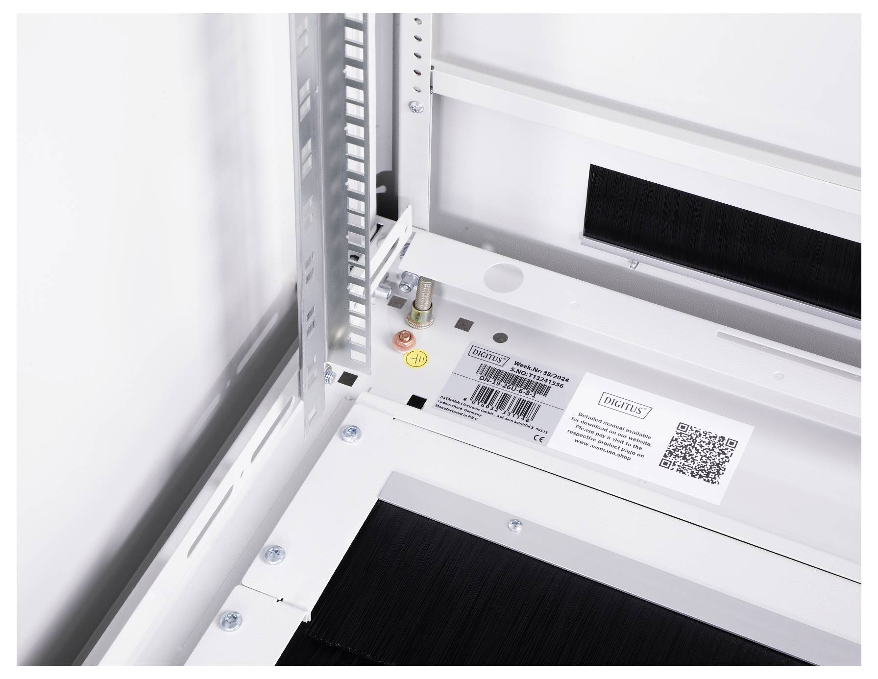 Ein weißes Metallgehäuse mit sichtbaren Schrauben, QR-Code und Etikett. Technisches Gerät, möglicherweise ein Rack- oder Servergehäuse.