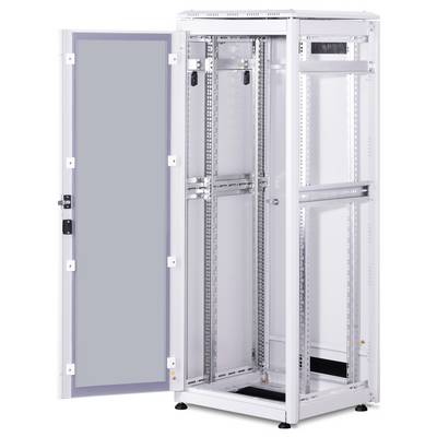 Ein offener, leerer Netzwerkschrank mit Glastür. Ideal für die Installation von Servern oder Netzwerkgeräten in einem Technikraum.