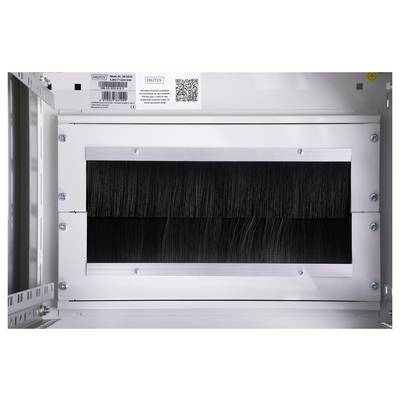 Schwarze Bürstenkabelführungspaneel in einem Serverrack für Kabelmanagement. Es hilft, Kabel zu organisieren und Staub fernzuhalten.