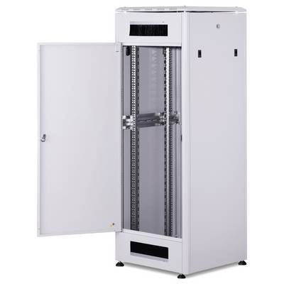 Ein offener, leerer Serverschrank mit einer Glastür, die zur Seite geöffnet ist, steht auf einem weißen Hintergrund.