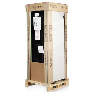 Ein großer Karton auf einer Palette mit aufgedruckten Symbolen für Transport- und Lagerungshinweise.