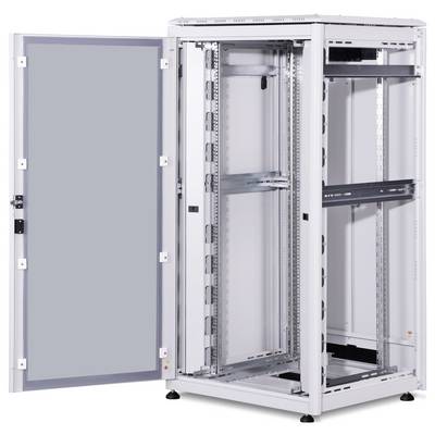 Ein offenes Server-Rack mit Tür, geeignet für die Unterbringung von IT-Geräten. Es zeigt die Metallrahmenstruktur mit Schienen zur Befestigung.
