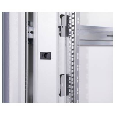 Metallschrank mit geöffnetem Türrahmen, zeigte Innenansicht der strukturellen Verstrebungen und Befestigungselemente.