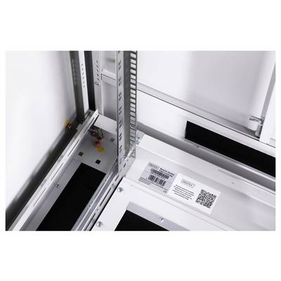 Innenansicht eines Schaltschranks mit Kabelmanagementsystem, Etiketten und QR-Code sichtbar; zeigt Detail des Aufbaus.