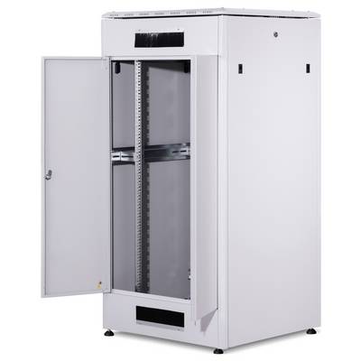 Ein weißer, leerer Serverschrank mit geöffneter Tür, gezeigt in einem leeren Raum. Ideal für IT-Infrastruktur.