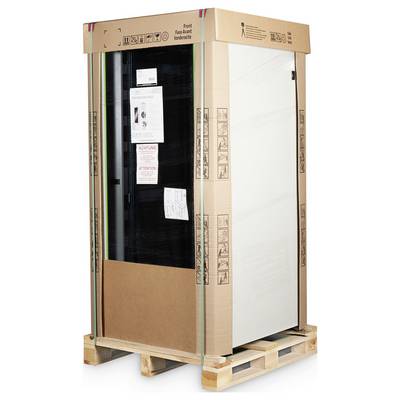 'Verpackter Schrank auf einer Holzpalette, umgeben von Karton mit Anweisungen und Symbolen zur Handhabung und Lagerung.'