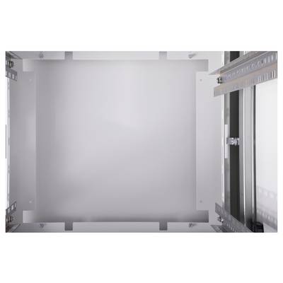 Leerer grauer Schaltschrank mit montierten Schienen und Halterungen an den Seitenwänden, bereit zur Installation elektronischer Komponenten.