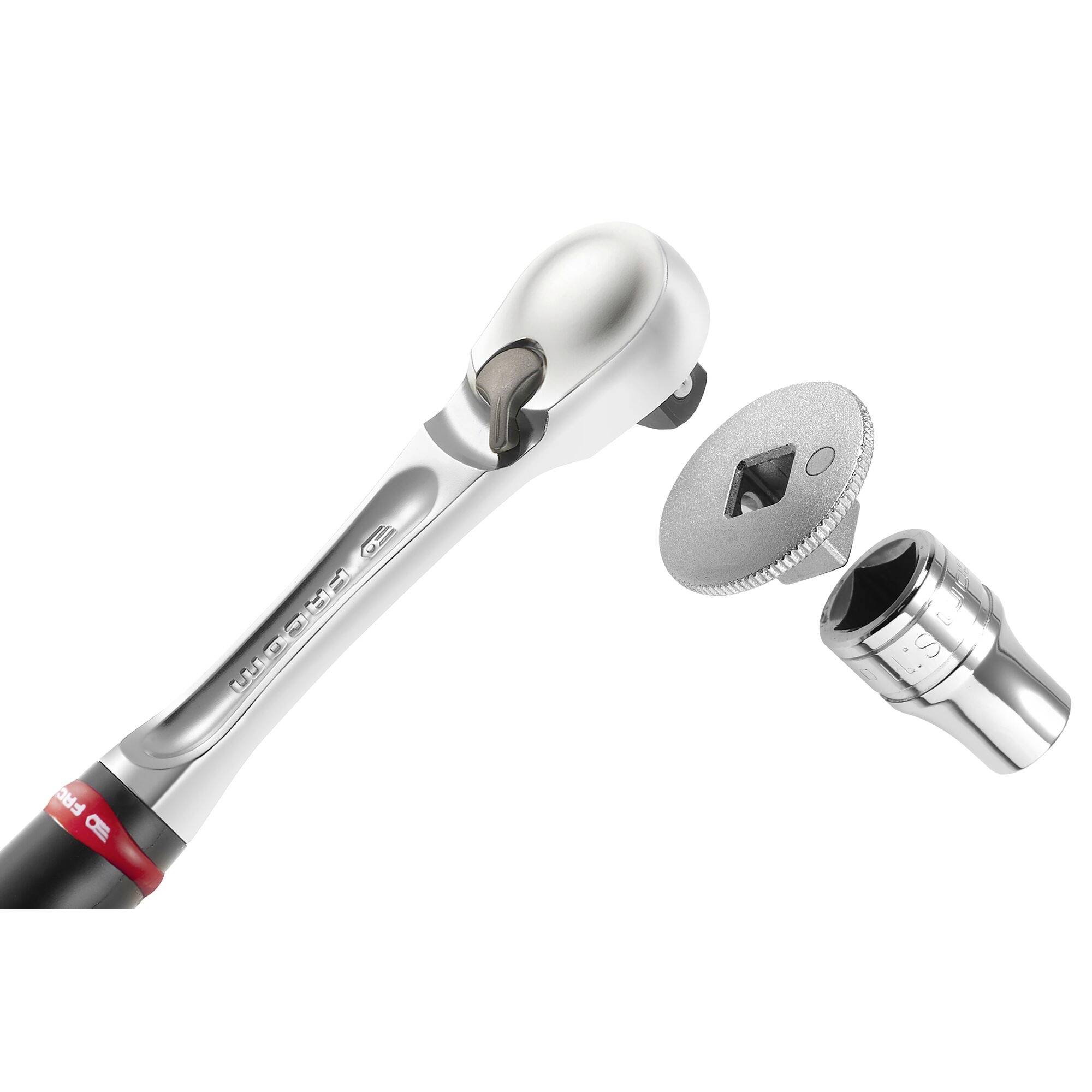 Ratsche mit ergonomischem Griff und abnehmbarer Stecknuss, geeignet für präzises Anziehen und Lösen von Schrauben und Muttern.