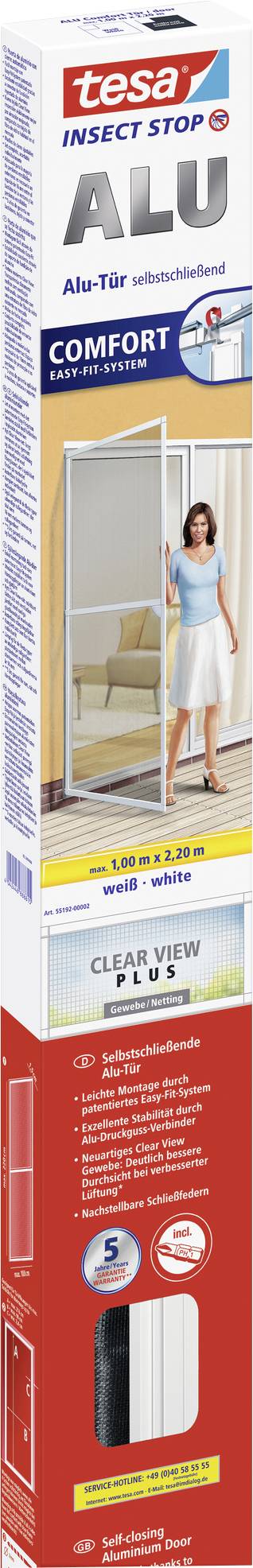 Frau montiert Insektenschutz-Alu-Tür von tesa 'Insect Stop'. Verpackung zeigt Comfort-System, Clear View Plus Technik, 5 Jahre Garantie.