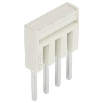 Ein weißer dreipinniger elektrischer Stecker mit langen Metallstiften, der für elektrische Geräte verwendet wird, vertikal auf weißem Hintergrund positioniert.