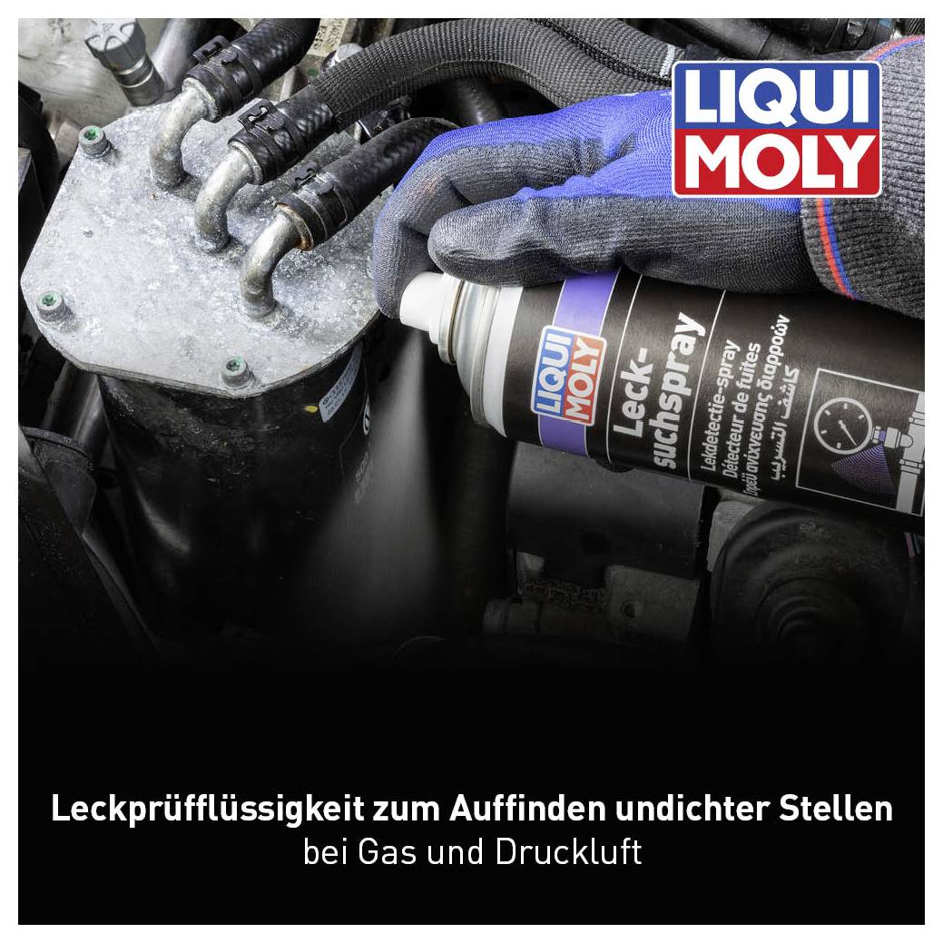 Ein Handschuh hält eine Dose Lecksuchspray von LIQUI MOLY, die auf einen Motor gerichtet ist. Text: 'Leckprüfflüssigkeit zum Auffinden undichter Stellen bei Gas und Druckluft'.