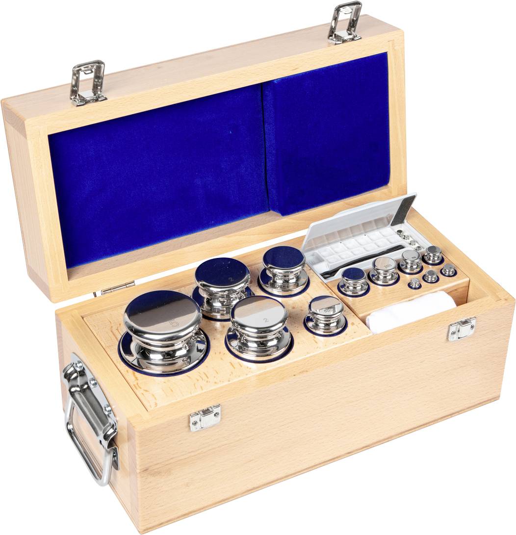 Ein Holzkasten mit offenem Deckel zeigt ein Set von glänzenden Metallgewichten in verschiedenen Größen auf blauem Samt ausgelegt.