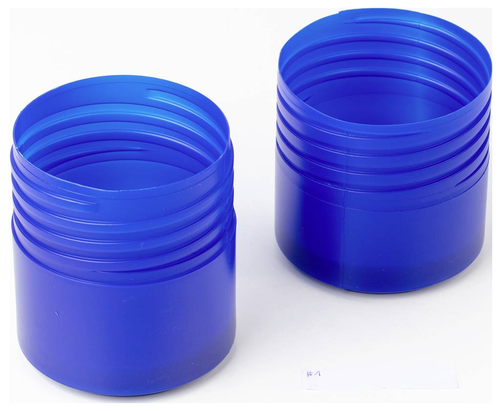 Zwei blaue Plastikdeckel stehen aufrecht auf einer glatten, weißen Oberfläche.