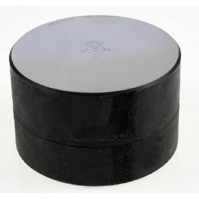 Ein kreisförmiger Silizium-Wafer, glatt und grau, auf einem dunklen, zylindrischen Sockel platziert.