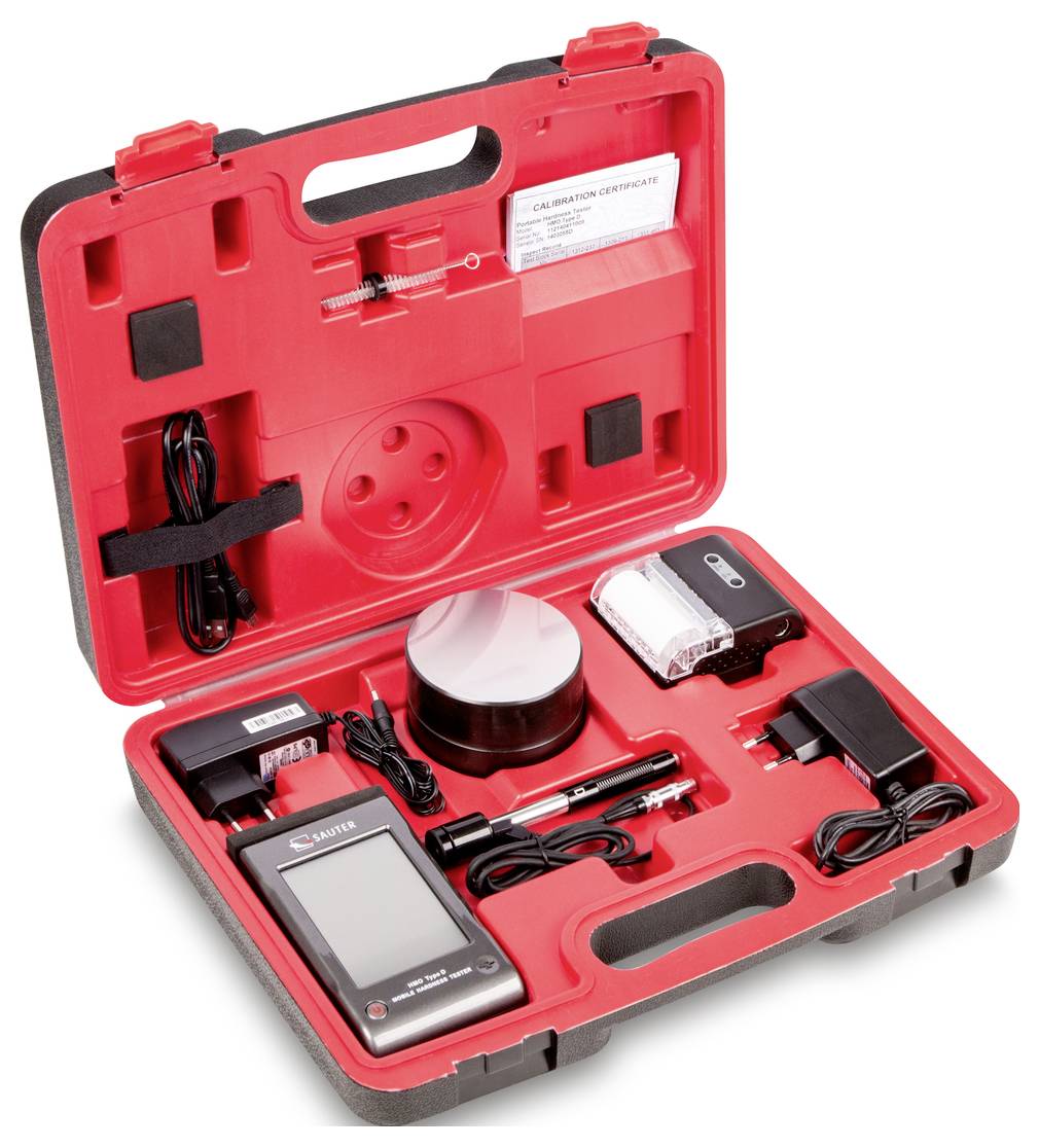 Ein offener roter Werkzeugkoffer mit elektronischem Messgerät, Kabeln und Zubehör, geeignet für Kalibrierungen und technische Arbeiten.