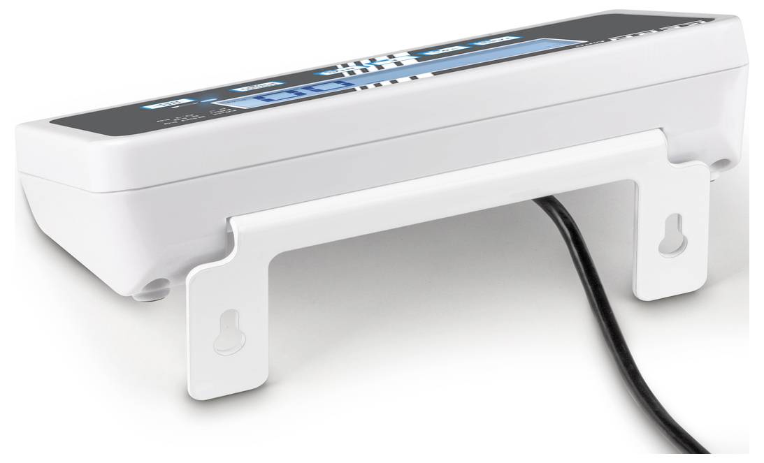 Ein weißes digitales Gerät mit einem Display, das auf einem Halterungsständer montiert ist. Ein schwarzes Kabel ist an der Seite angeschlossen.