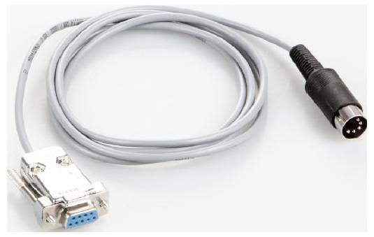 'Ein graues Kabel mit einem seriellen RS-232-Stecker auf der einen Seite und einem runden DIN-Stecker auf der anderen.'