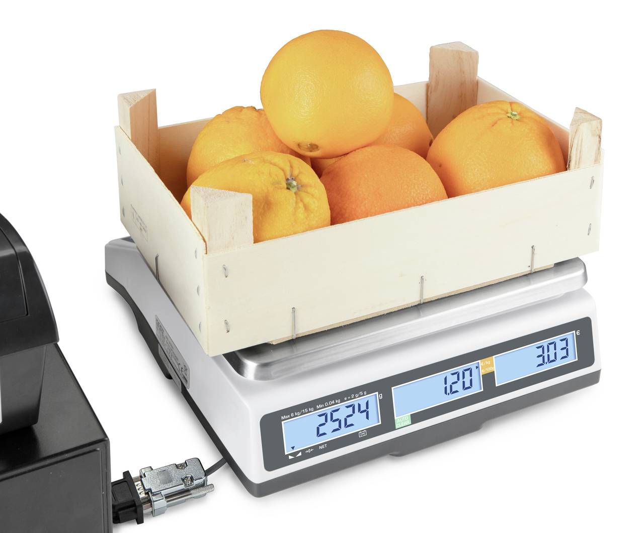 Eine Holzkiste mit sechs Orangen steht auf einer digitalen Waage. Das Display zeigt Gewichts- und Preisangaben an.