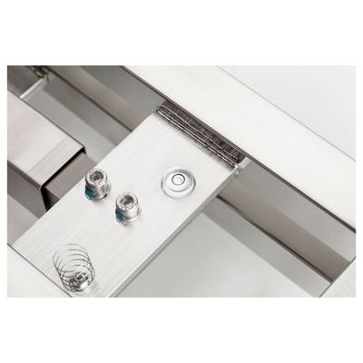 Metallisches Gerät mit zwei Schrauben und einer runden Taste auf einer rechteckigen Metallfläche. Technisches Design in Nahaufnahme.
