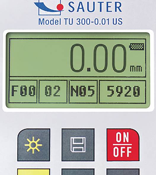 'Messgerät-Display zeigt: 0,00 mm, F00 02, N05, 5920. Bunte Tasten darunter: Sonne, Speicher, Ein/Aus.'