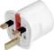 Ein britischer Steckdosenadapter mit drei rechteckigen Metallstiften und einer weißen Kunststoffhülle, geeignet für EU-Stecker.