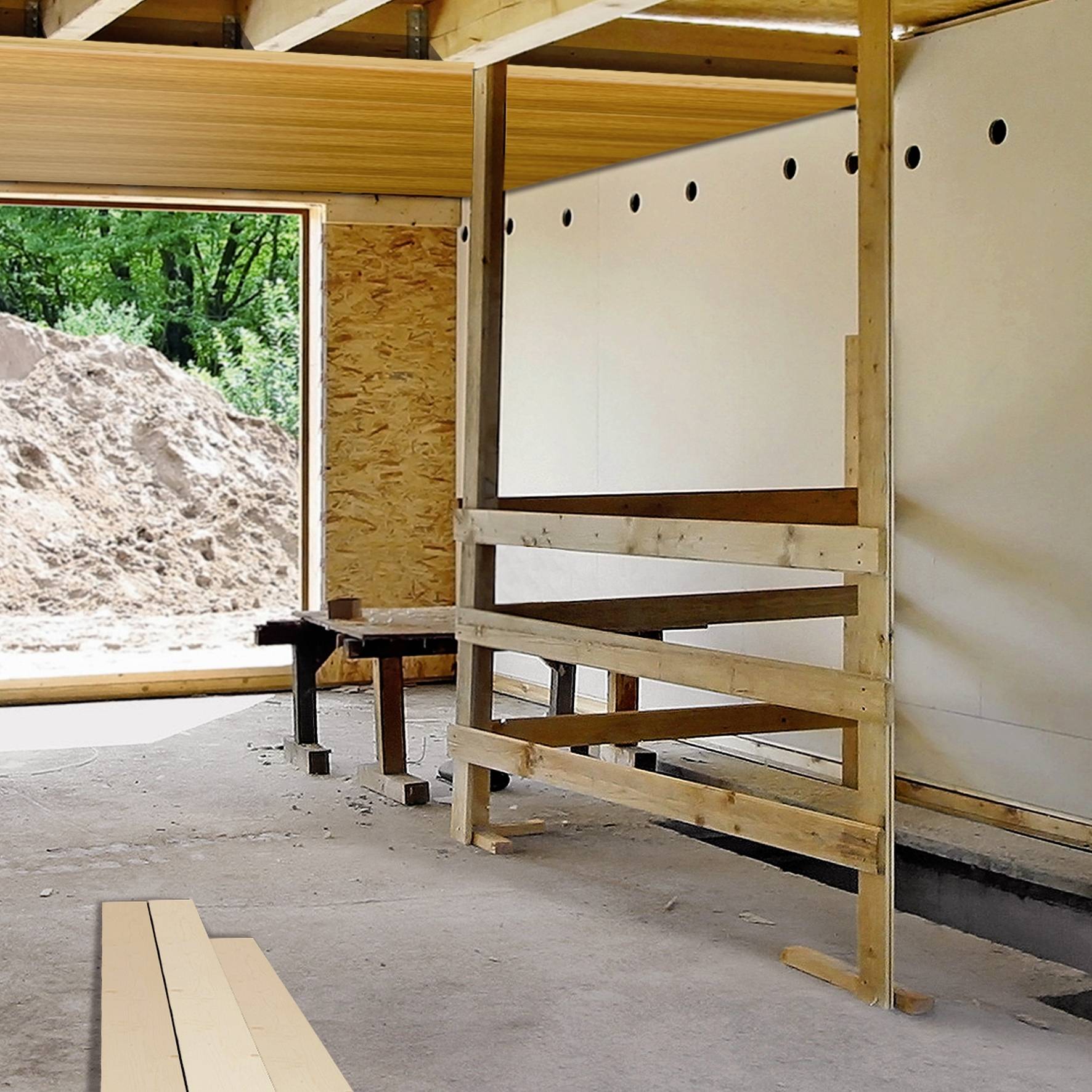 Ein Zimmer im Bau, mit Holzbalken und provisorischen Stützen. Ein Fensterrahmen zeigt Erde und vegetative Umgebung im Freien.